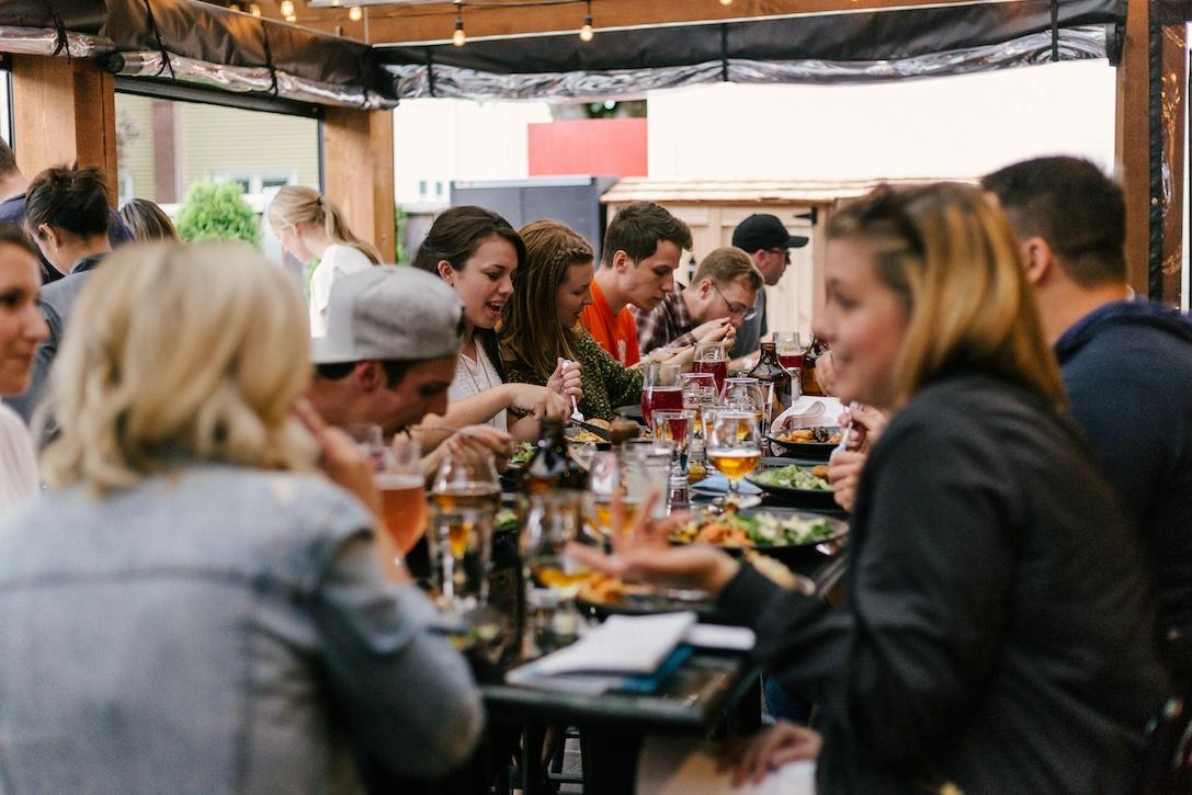 Nomadtable Alternatives: Ways to Meet People While You Travel